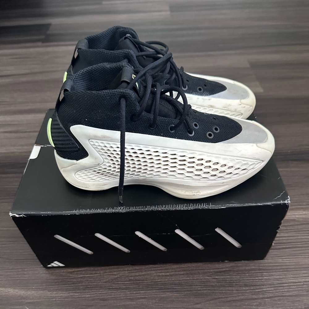 Adidas Anthony Edwards 1 J 'Stormtrooper'

Cloud White/Core Black/Green Spark